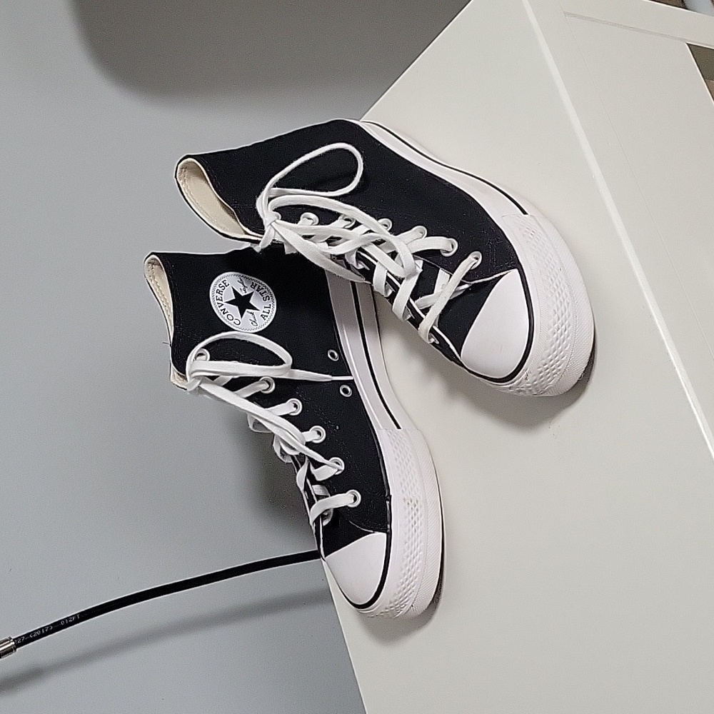 Hi top converse tennis shoes